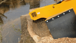 Stump cutter on tracked chassis hand-operated with an environmentally-friendly engine with fuel injection. P 38 M - EFI